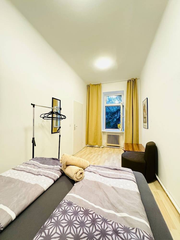 Quiet Private Room Near FAC Platz 2