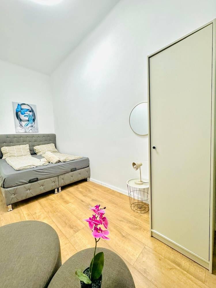 Simple Private Room Steps from Augarten 1