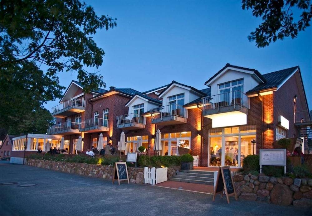 Heikendorf Ostseebad Strandhotel mit Sauna by Belvilla 1