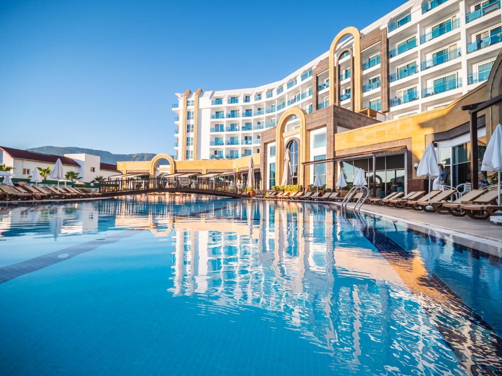 The Lumos Deluxe Resort Hotel & Spa 1