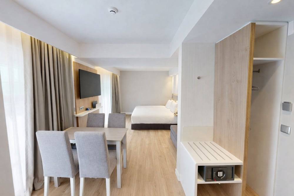 Holiday Inn Express And Suites Portimao by IHG 2