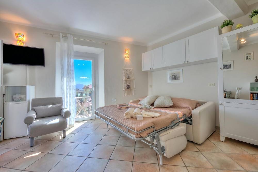 Nido Belvedere AC and Lake View - Happy Rentals 2