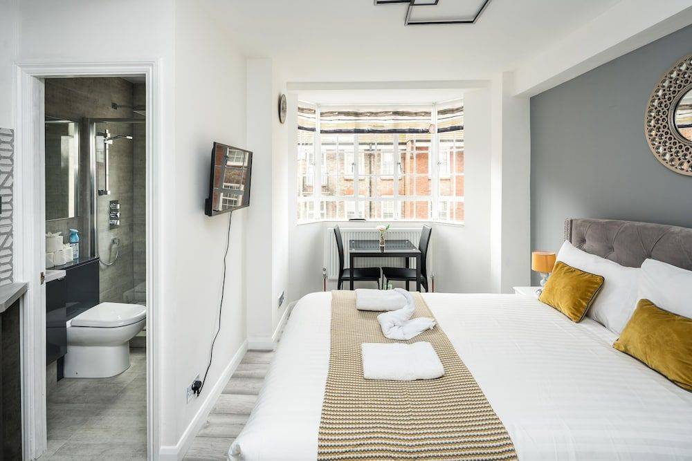 NEW Sleek & Modern Studio in the Heart of Chelsea 2