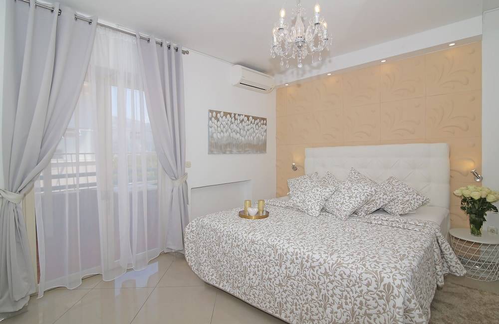 Villa Antea Apartments with Free Parking 1