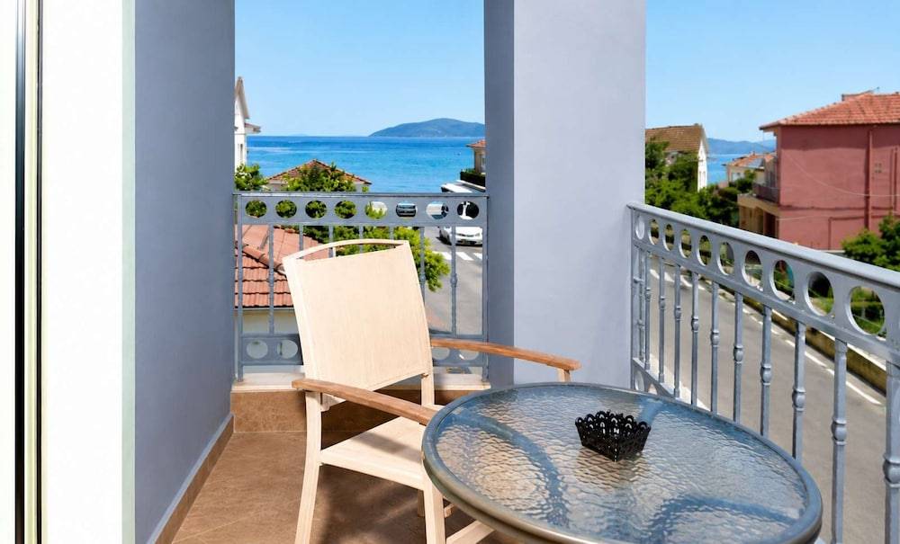 Oeve Apartment - A Colourful Loft in Kefalonia 2