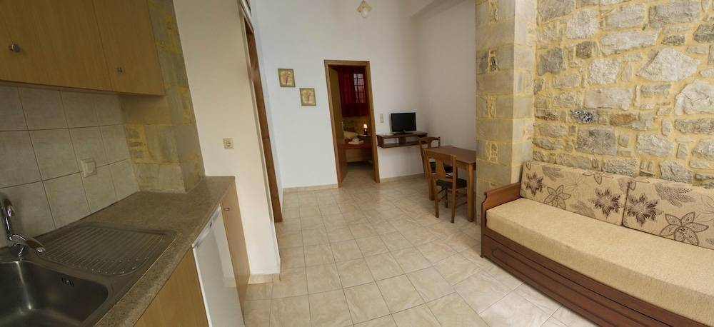 Agarathos Rooms & Pool Kaliviani -On the road to Balos 2