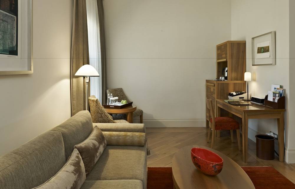 Tomtom Suites 2