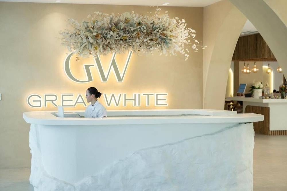 GREAT WHITE HOTEL 1