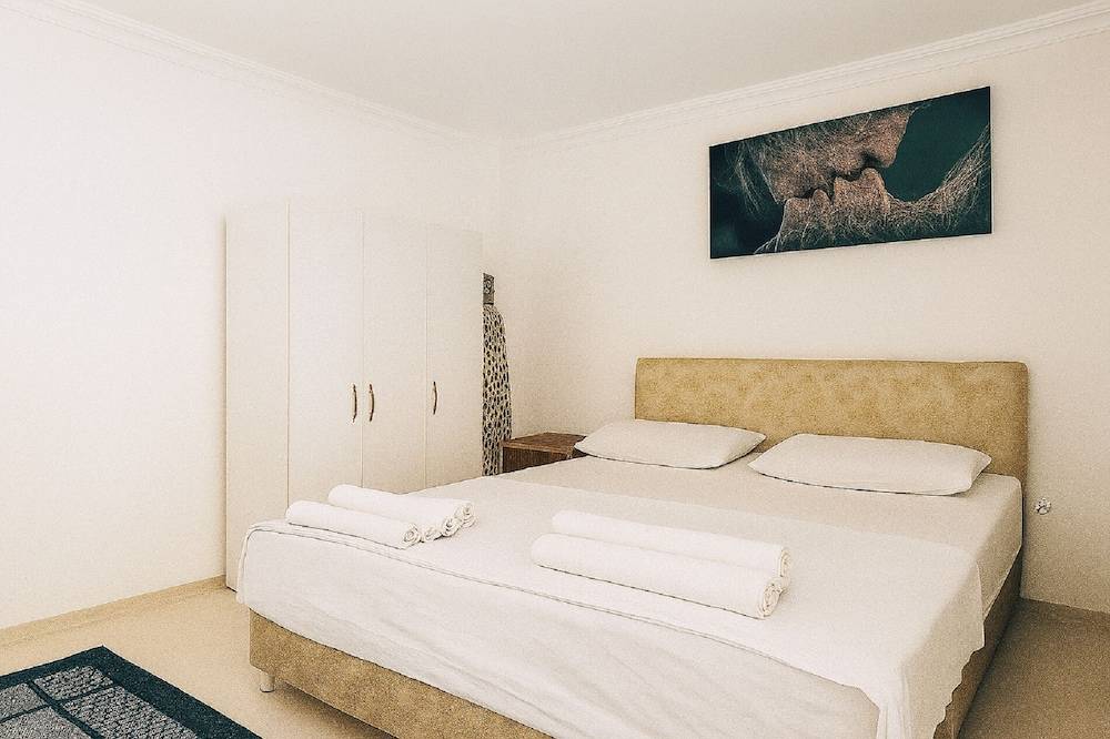 Hillside Apart Hotel & Side 2