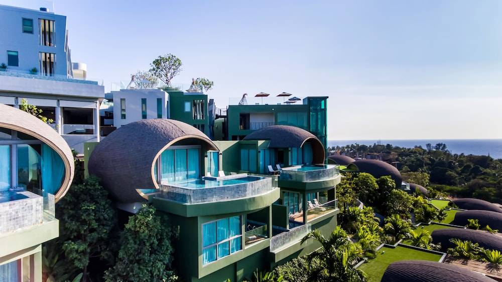 Crest Resort & Pool Villas 1