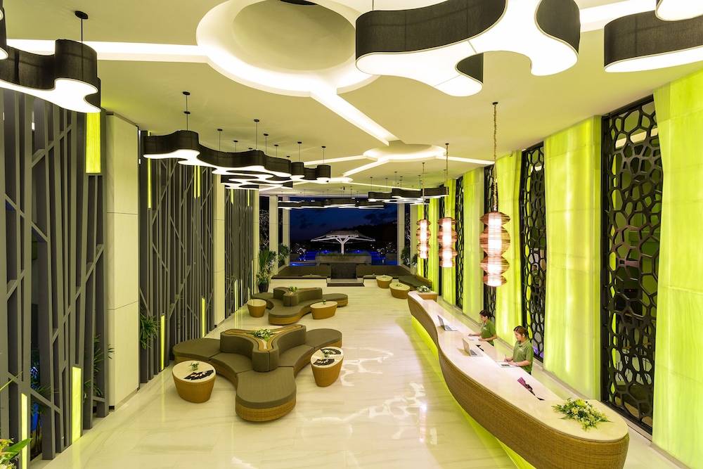 Crest Resort & Pool Villas 2