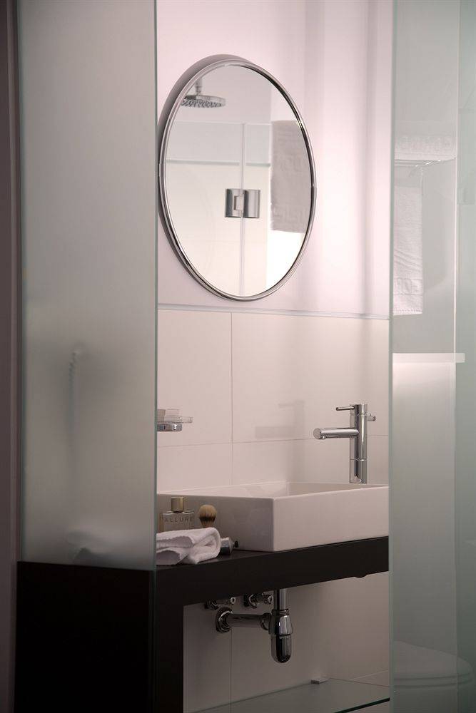 GORDON HOTEL & LOUNGE 1