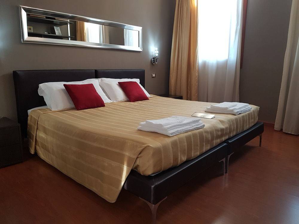 SMALL HOTEL ROYAL 2