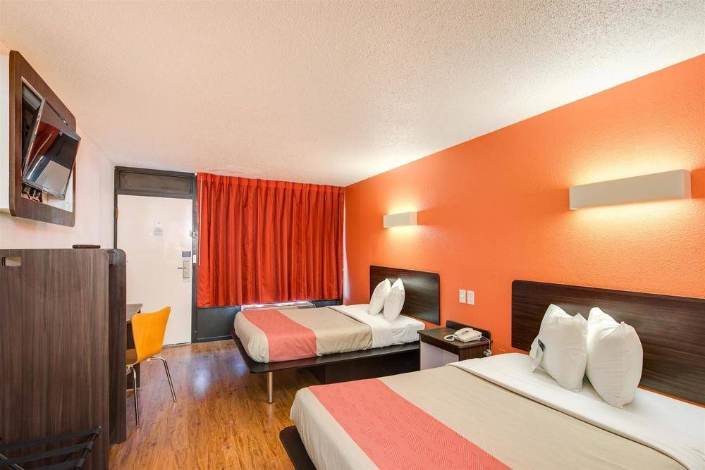 MOTEL 6 1