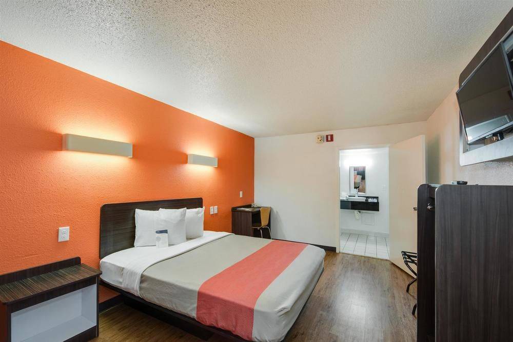 MOTEL 6 2