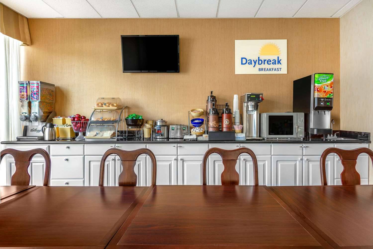 Days Inn by Wyndham College Park 2