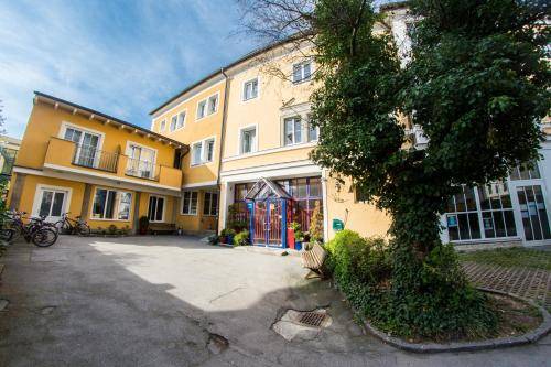 YoHo - International Youth Hostel 1