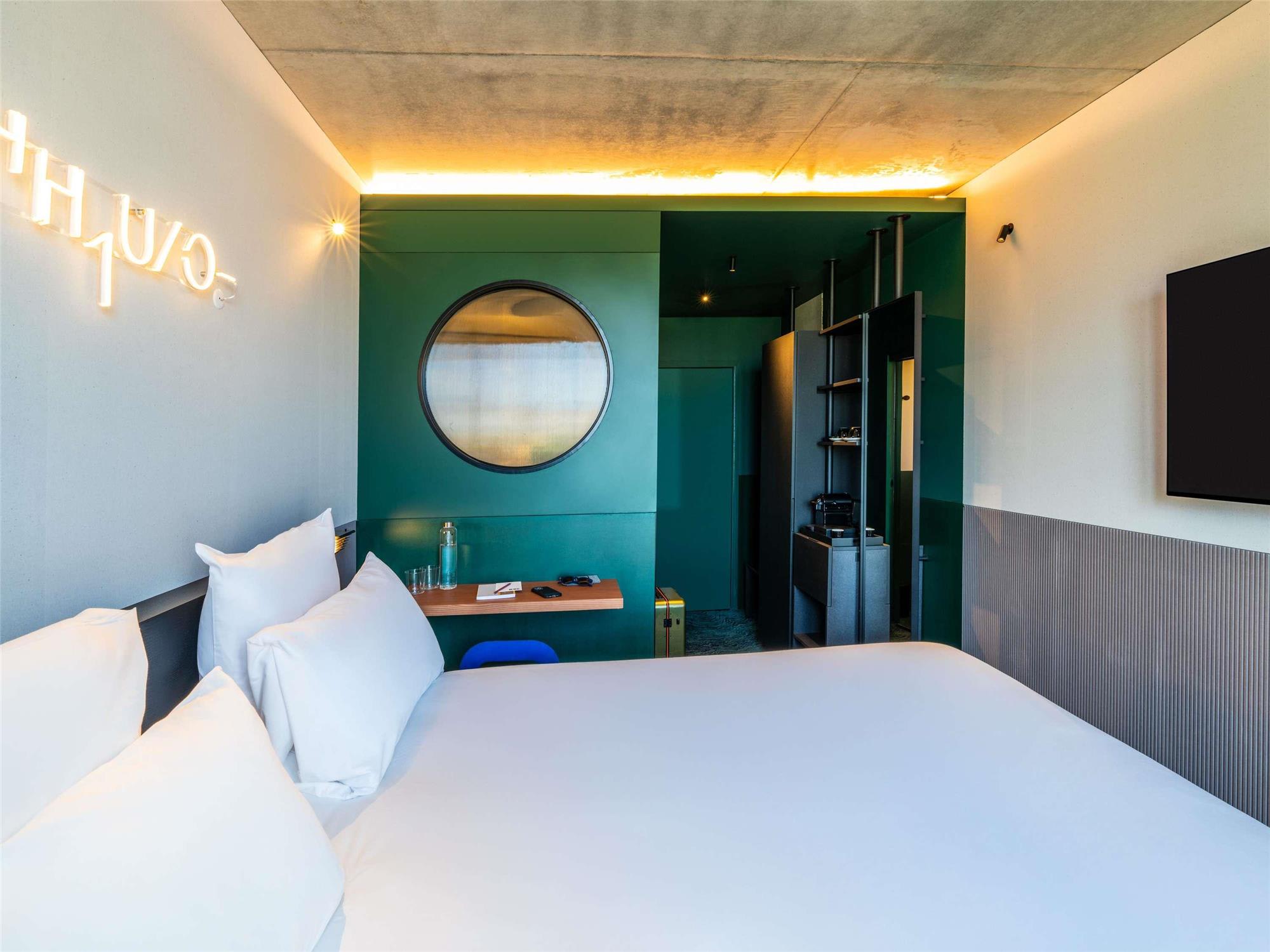 TRIBE Paris Clichy 1