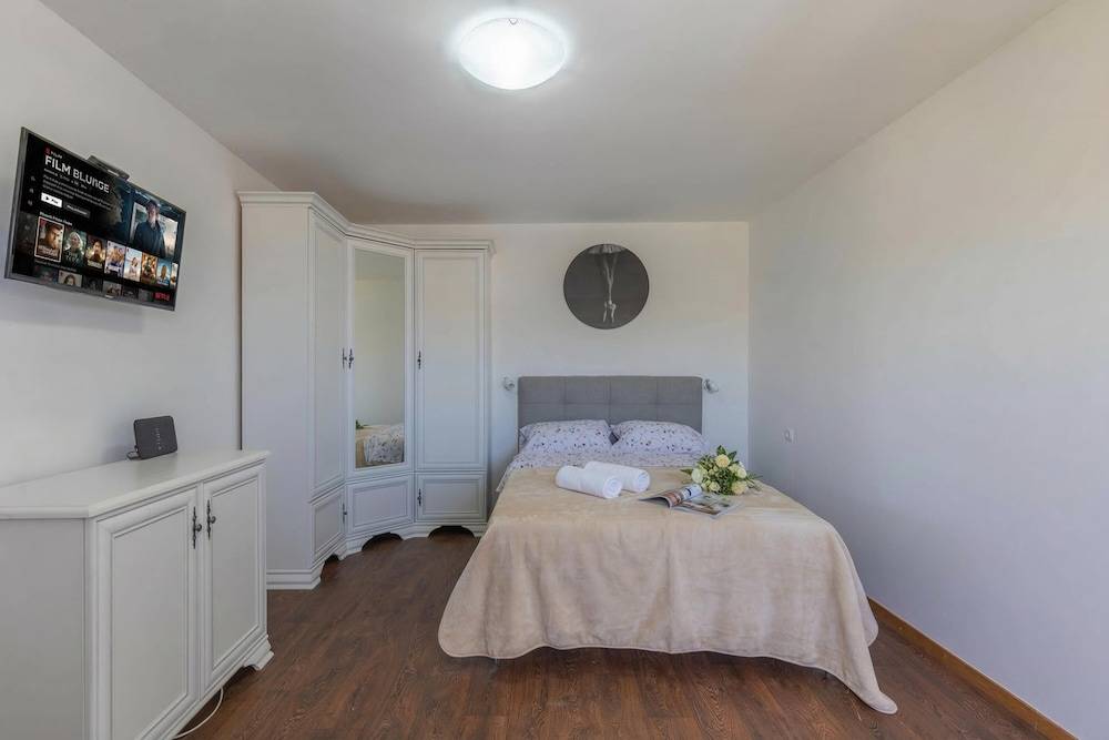 1BR Seafront Apartment Sanja Karlobag 1