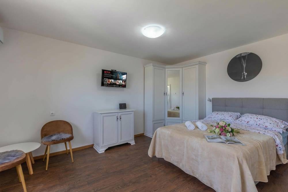 1BR Seafront Apartment Sanja Karlobag 2
