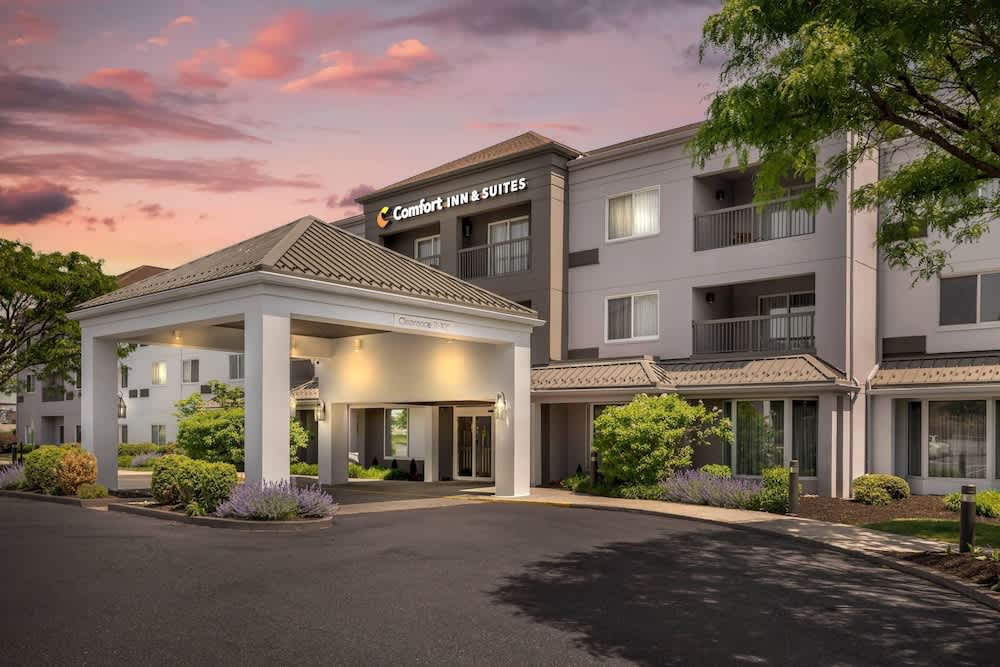 Comfort Inn & Suites Bethlehem Lehigh Valley Airport 1