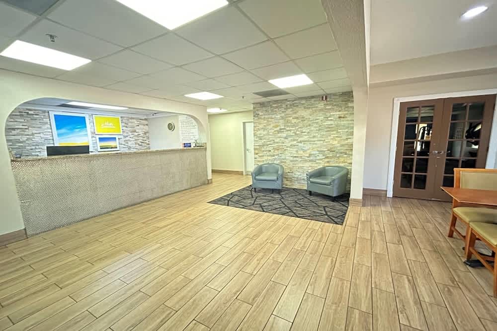 Days Inn & Suites by Wyndham Stockbridge South Atlanta 2