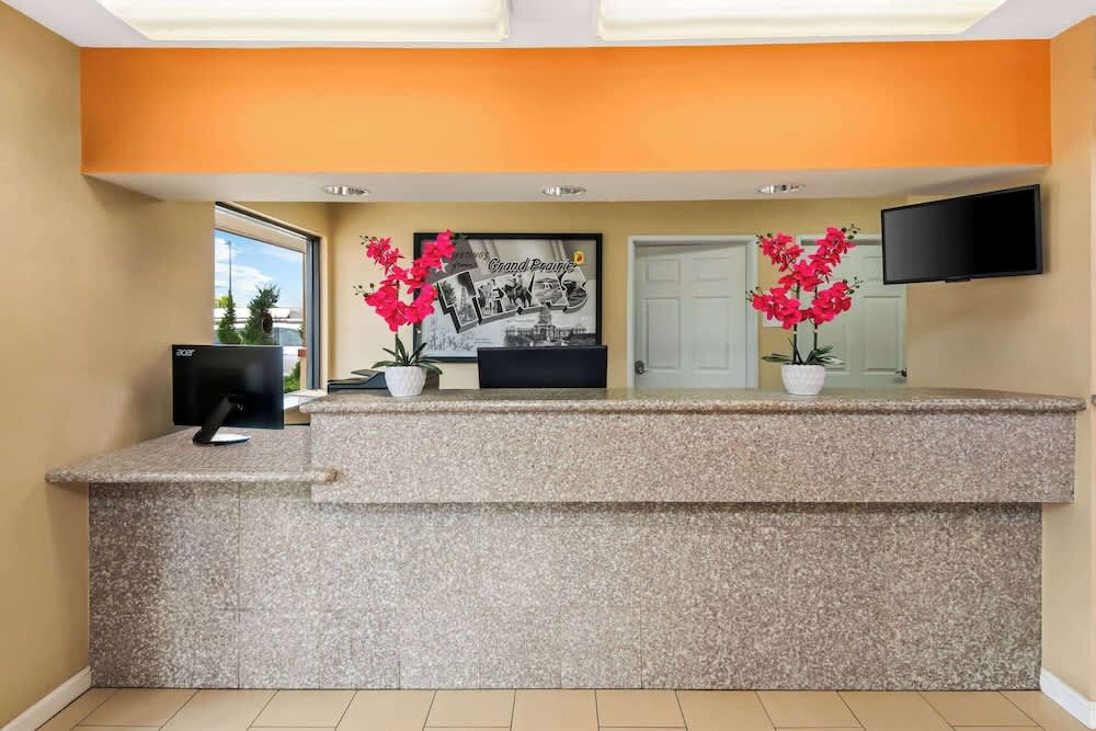 Super 8 by Wyndham Grand Prairie Southwest 2
