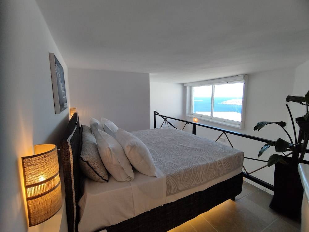 Caldera Serenity - Small Luxury Villas 2