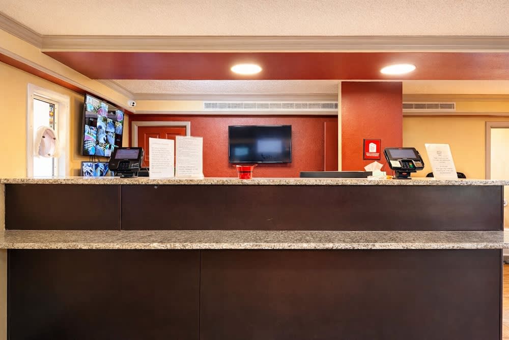 Red Roof Inn & Suites Houston- Hobby Airport 2