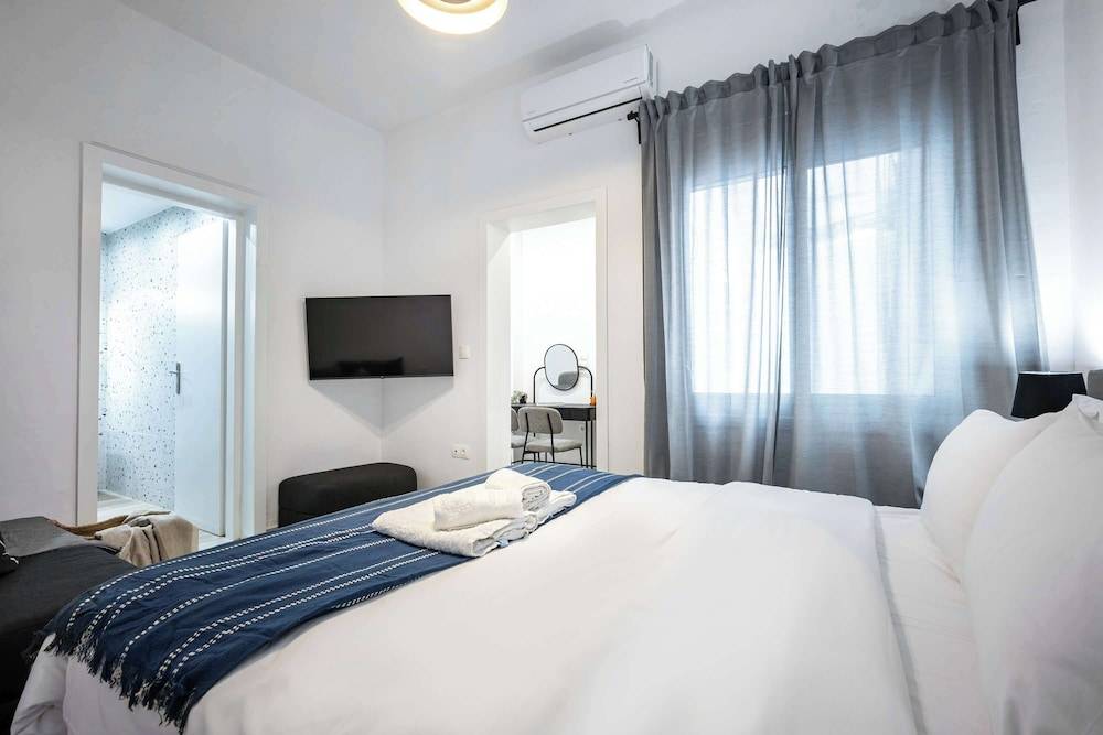 Modern Studio l King Bed & Work Corner 2
