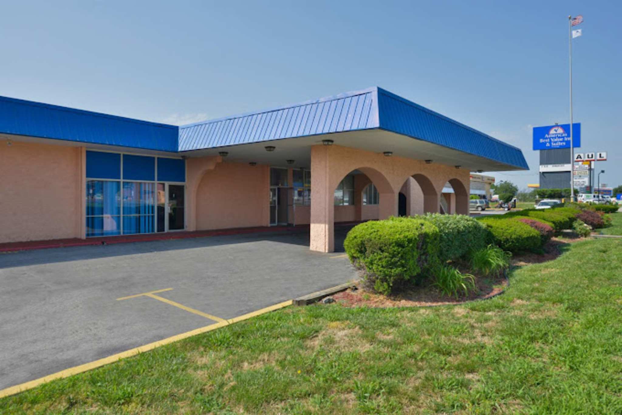 Americas Best Value Inn & Suites Kansas City 1