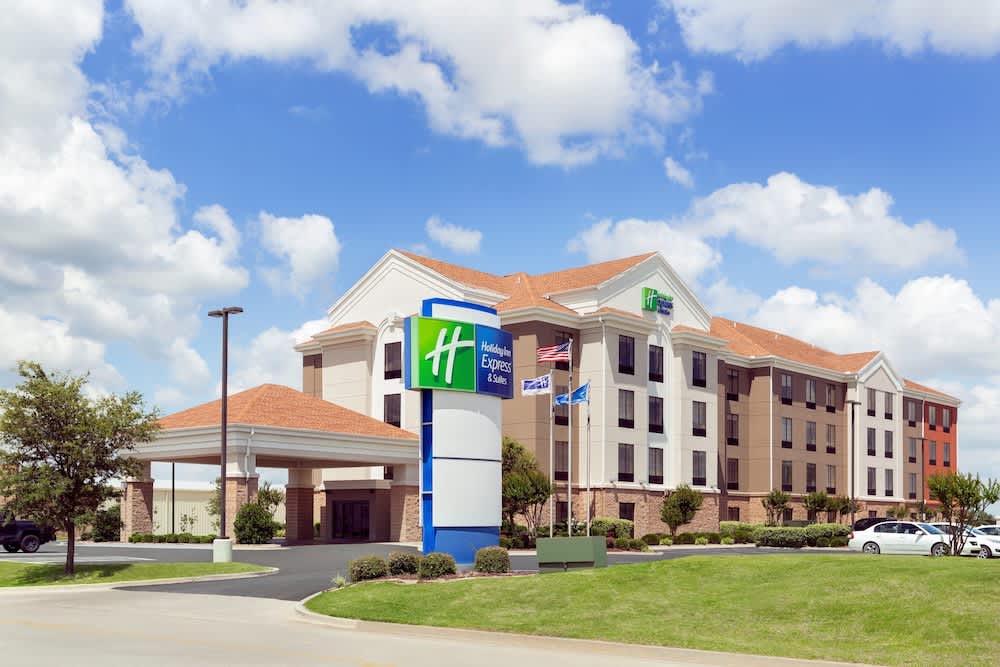 Holiday Inn Express Hotel & Suites Shawnee I-40 by IHG 1