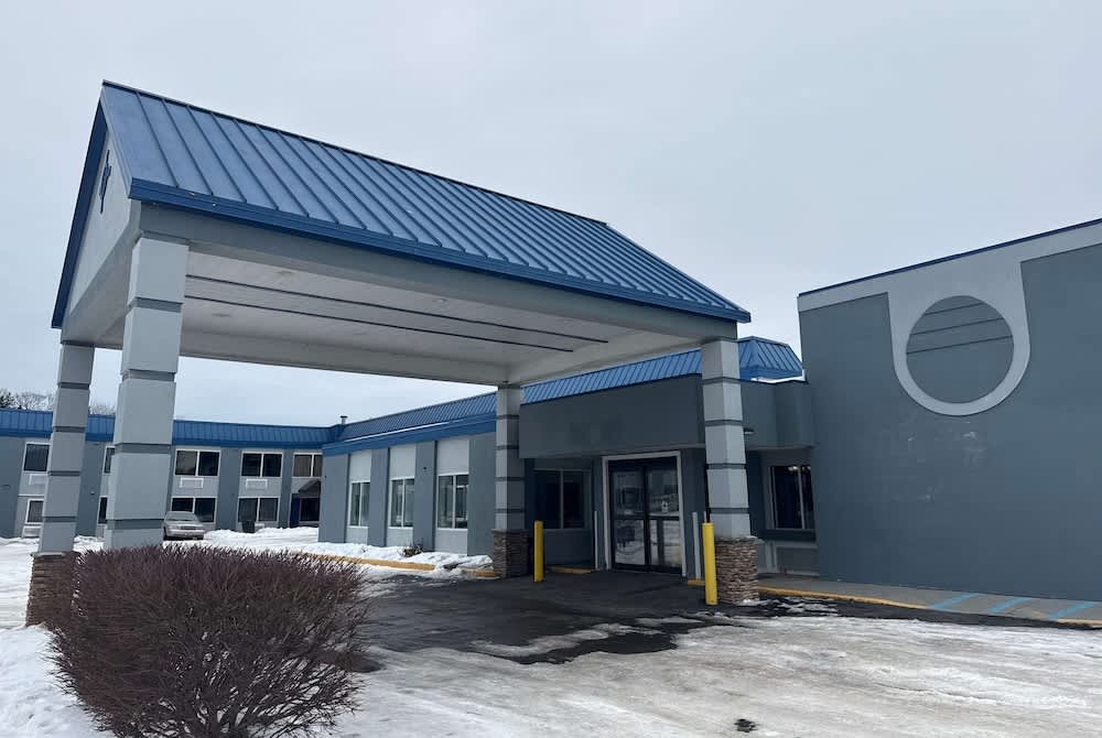 Days Inn & Suites by Wyndham Norton Shores Muskegon 1