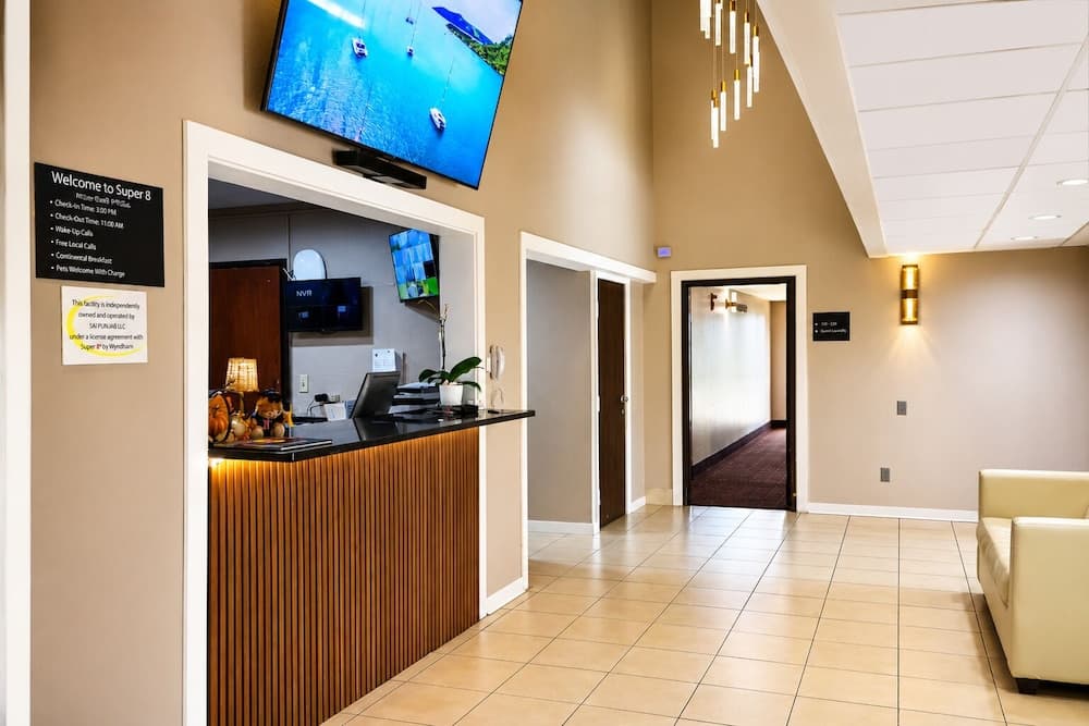 Super 8 by Wyndham Champaign 2