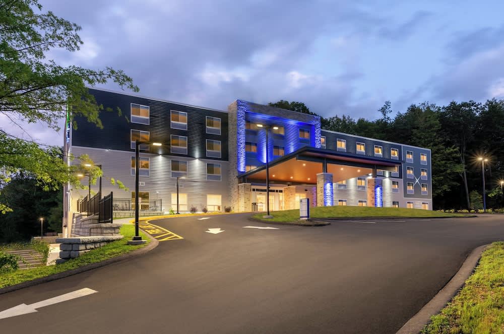 Holiday Inn Express & Suites Pittsfield-Lenox-Berkshires by IHG 1