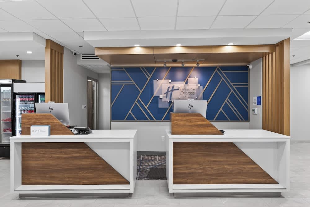 Holiday Inn Express & Suites Chicago West - Oak Park by IHG 1