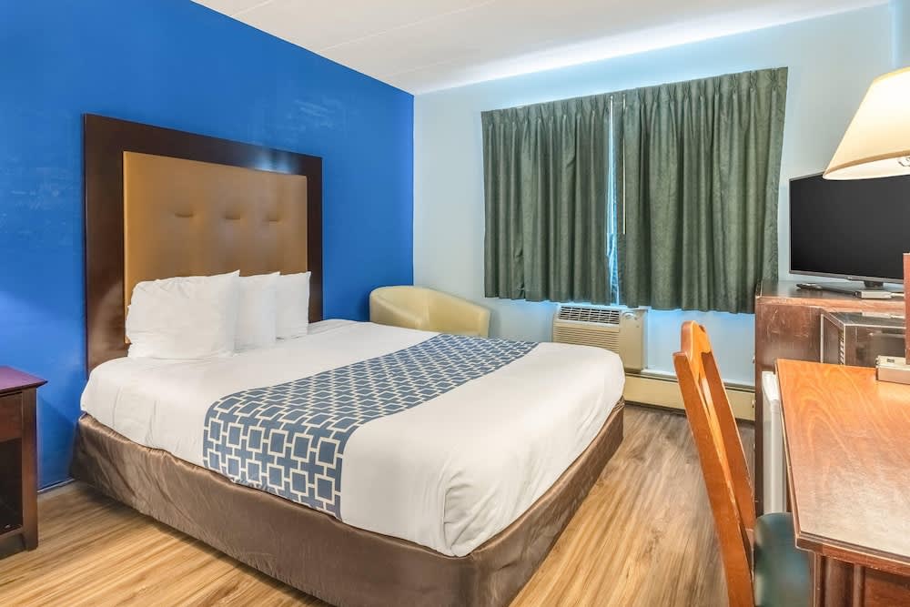 Econo Lodge Inn & Suites Windsor Locks Bradley Airport 1