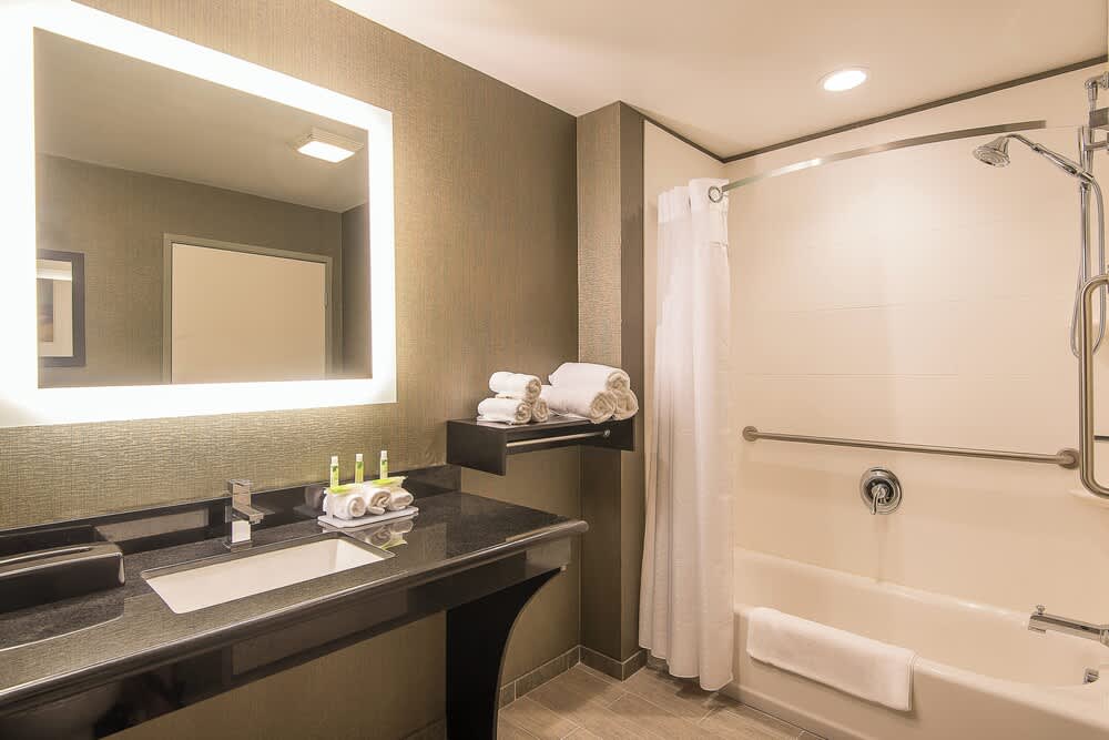 Holiday Inn Express & Suites Norwood-Boston Area by IHG 2