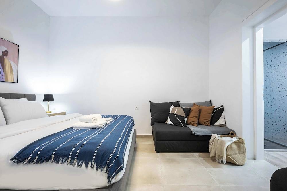 Modern Studio l King Bed & Work Corner 1