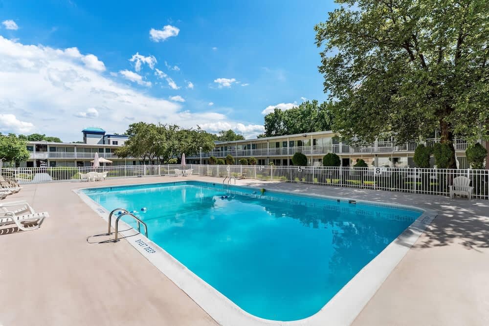 Howard Johnson by Wyndham Albany 1