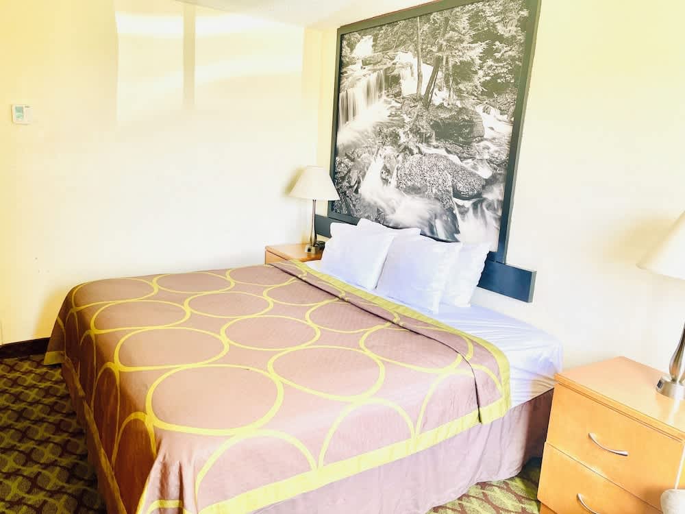 Super 8 by Wyndham New Castle 1