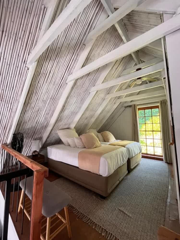 Cozy Camps Bay House with mountain and sea view 2