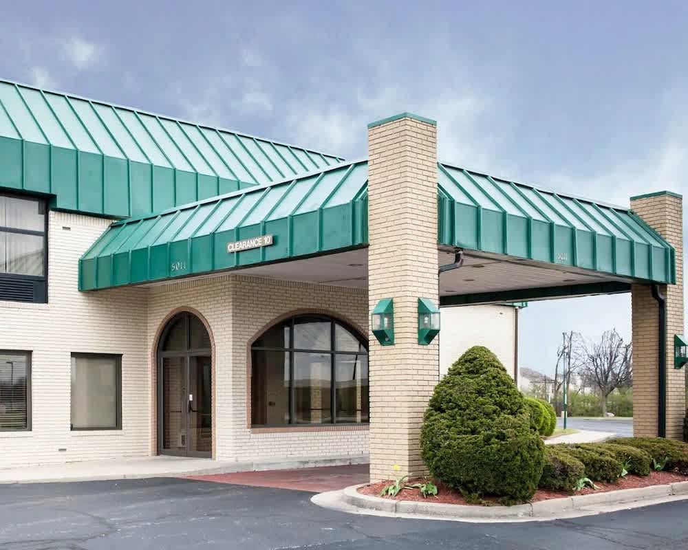 Lafayette Inn & Suites 1