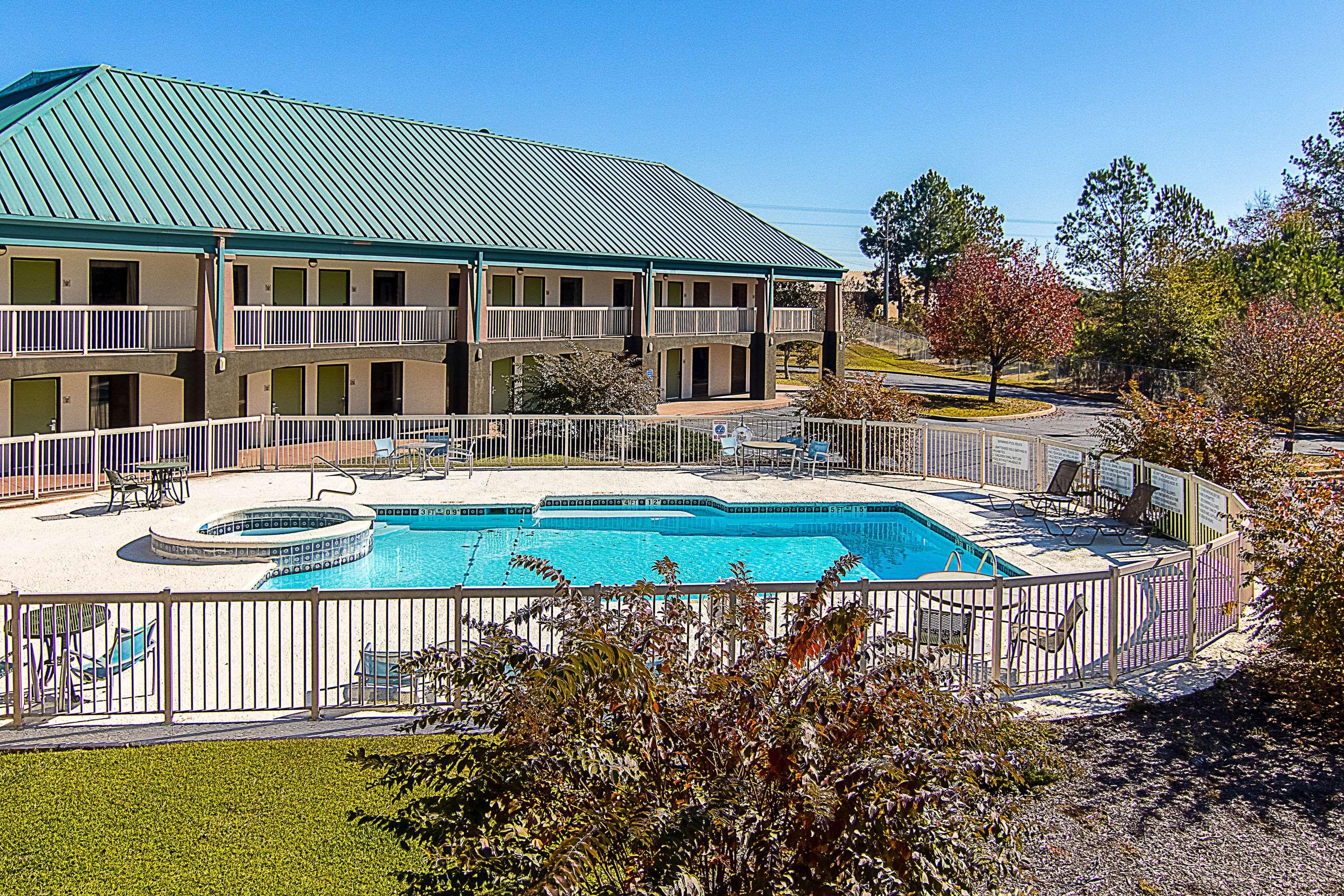 Econo Lodge 2