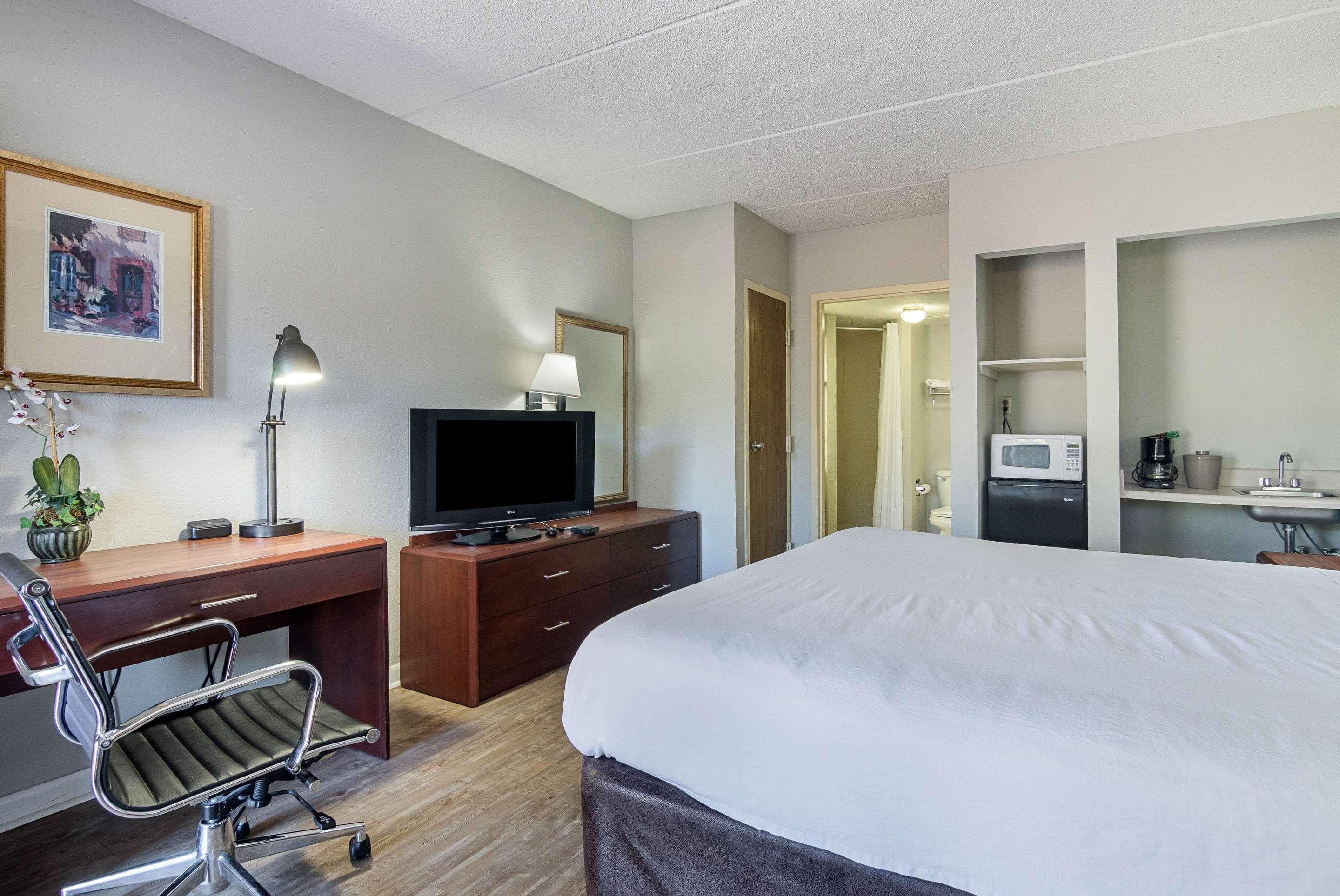Econo Lodge 1