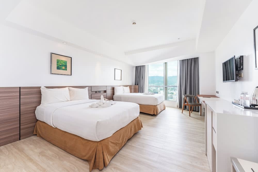 Crown Regency Hotel & Towers 1
