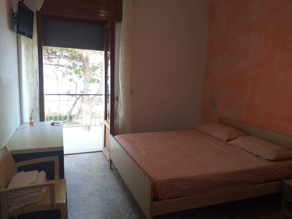 Room-spacious Triple Room a Stones Throw 2