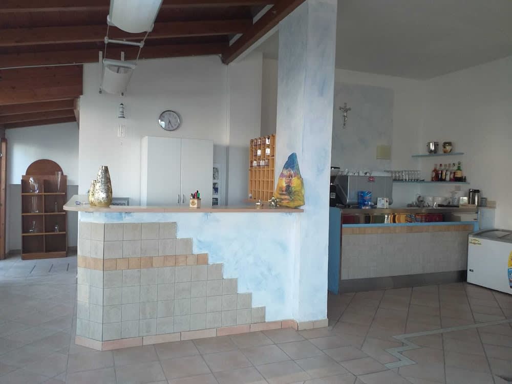 Room-spacious Triple Room a Stones Throw 1