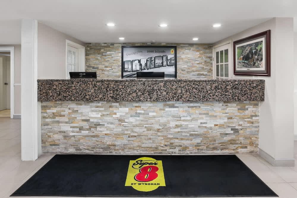 Super 8 by Wyndham Gananoque - Country Squire Resort 2