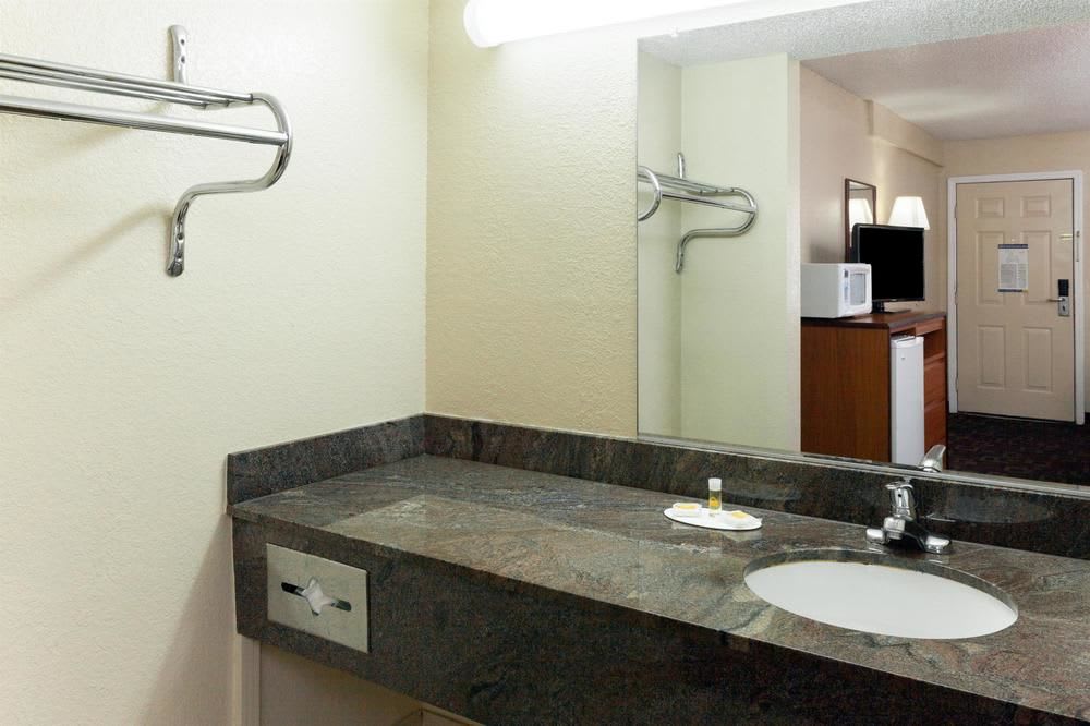 Days Inn by Wyndham Oklahoma City West 2